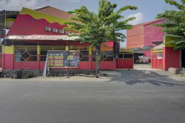 Super Oyo Capital O 3198 Sukomanunggal Inn Сурабая Экстерьер фото