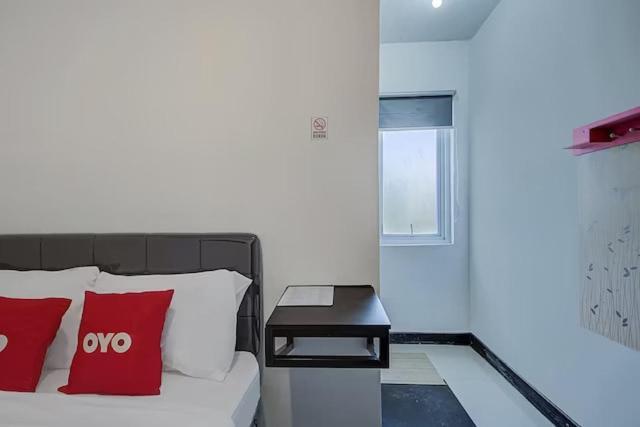 Super Oyo Capital O 3198 Sukomanunggal Inn Сурабая Экстерьер фото